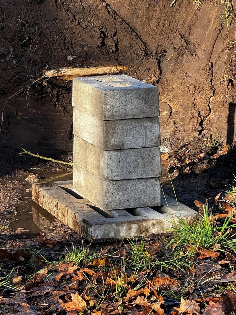 Een stapel bielzen in een uitgegraven plek