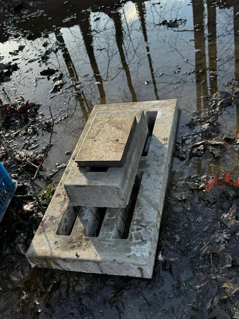 Een betonnen grondplaat ligt op natte grond